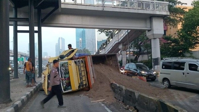 Insiden tergulingnya truk